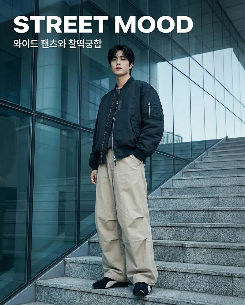 베이지색 와이드 카고 팬츠와 블랙 푸마 스피드캣을 매치한 남성 스트릿 패션